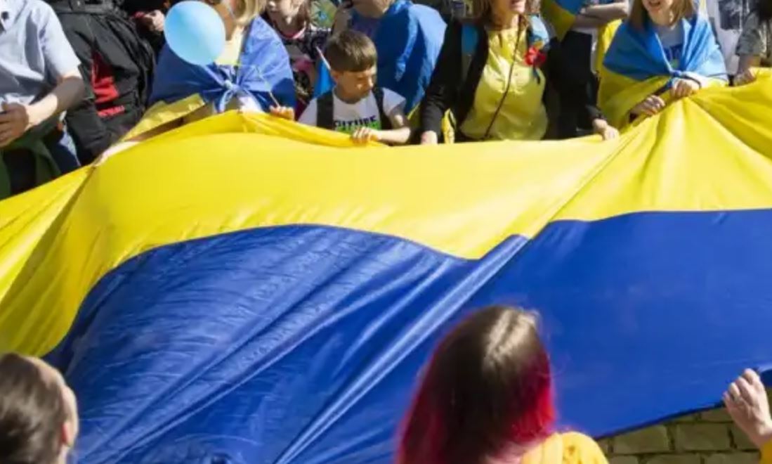 Одними криками не обошлось: Немцы свернули в грязный ком украинский флаг