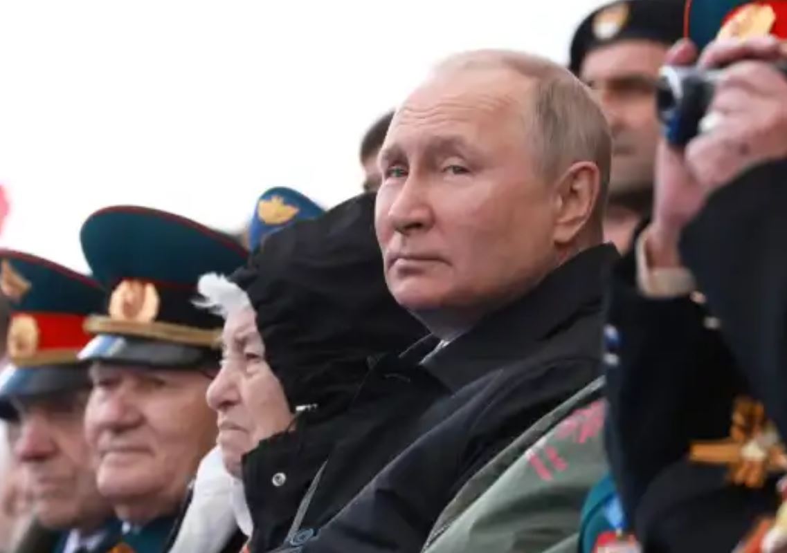 В Китае на пальцах разъяснили, почему Запад забил тревогу после речи Путина на параде Победы