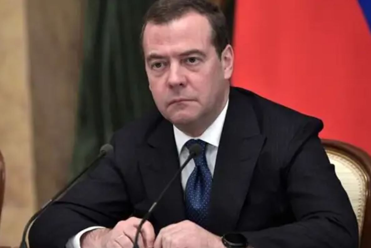 Медведев: Запад столкнется с основными последствиями санкций против РФ осенью