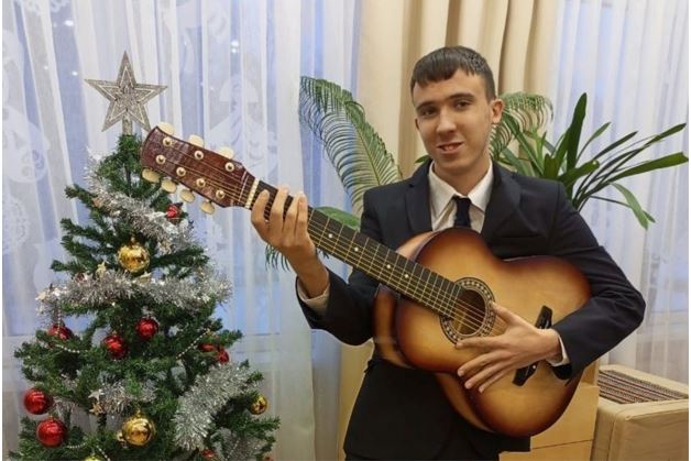 Беглов использовал подростка из Донецка с гитарой как реквизит для «самопиара»