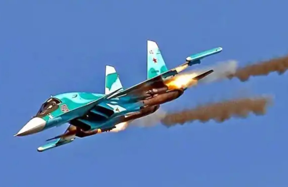 Самолеты сво россия. Су-34 двухдвигательный реактивный самолёт. Су 34 ВКС РФ. Су 34 с ракетами. Су34 самолет ВВС России.