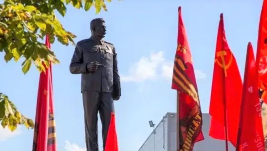 «Оплеуха для либералов!»: В городе Великие Луки открыт памятник Иосифу Сталину