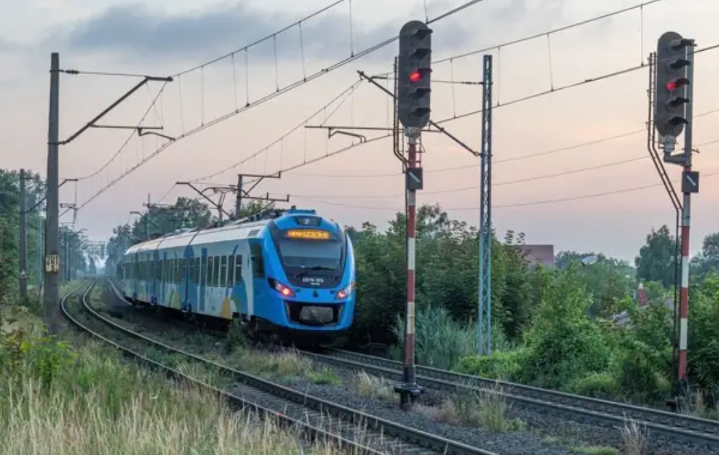 Кто-то в Польше остановил 20 поездов и включил гимн России и речь Путина